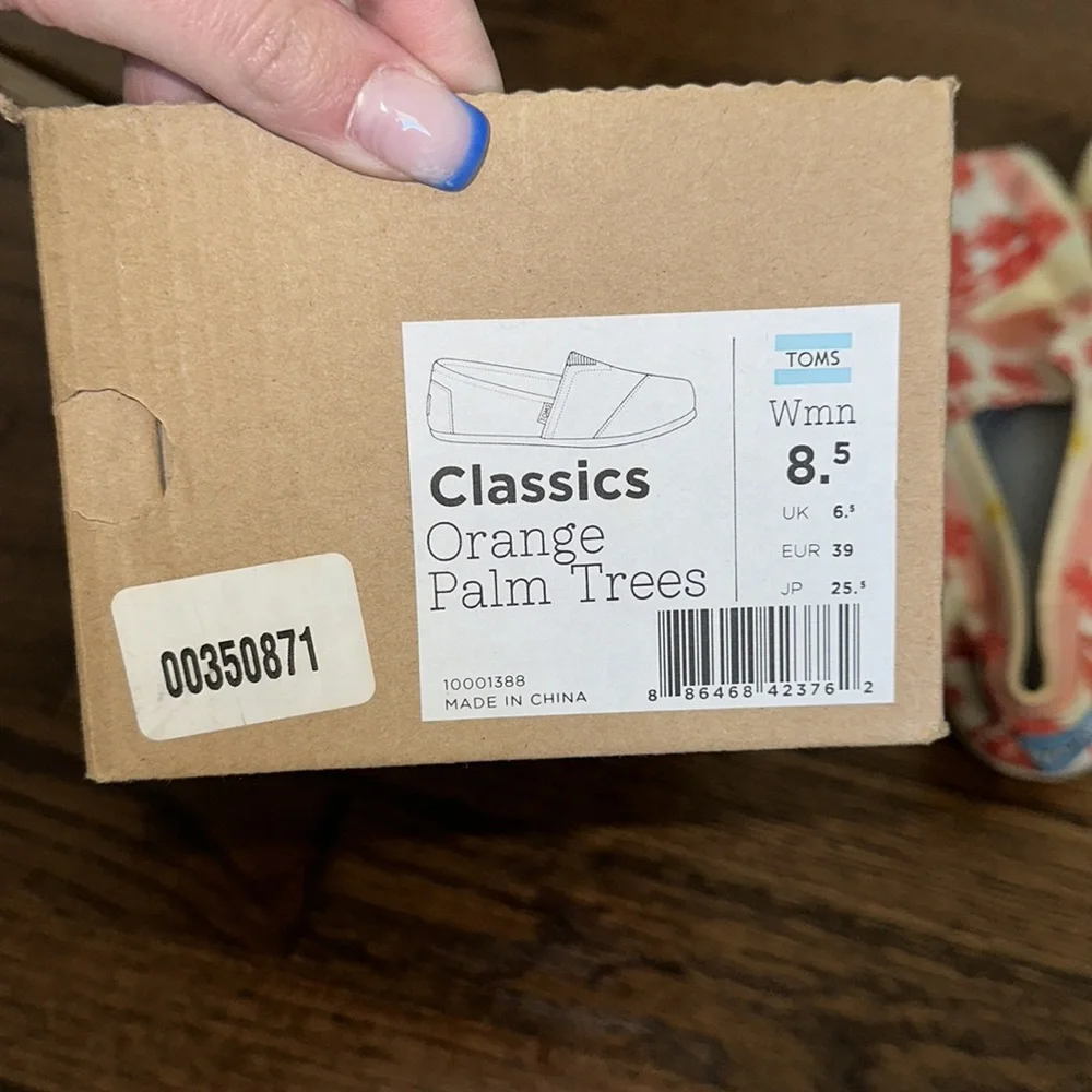 TOMS - Picture 2 of 3